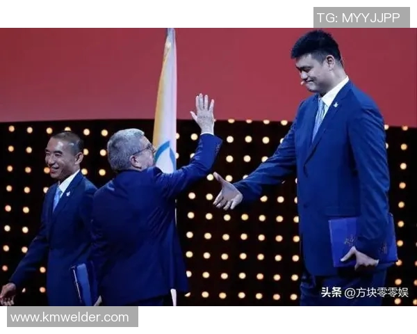 火箭队传奇姚明的辉煌时刻与球迷热烈掌声交织的篮球之夜